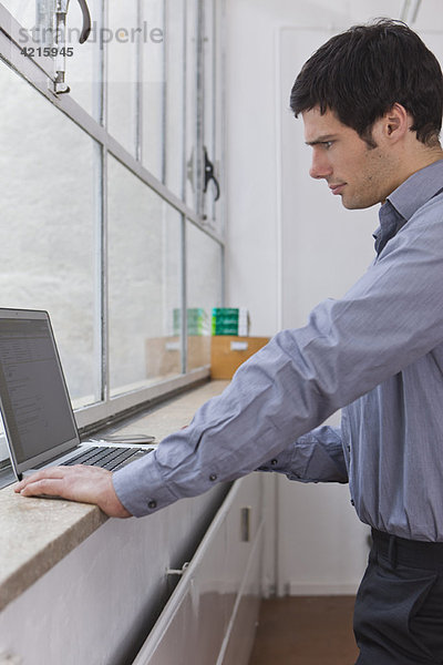 Arbeiten am Laptop am Fenster