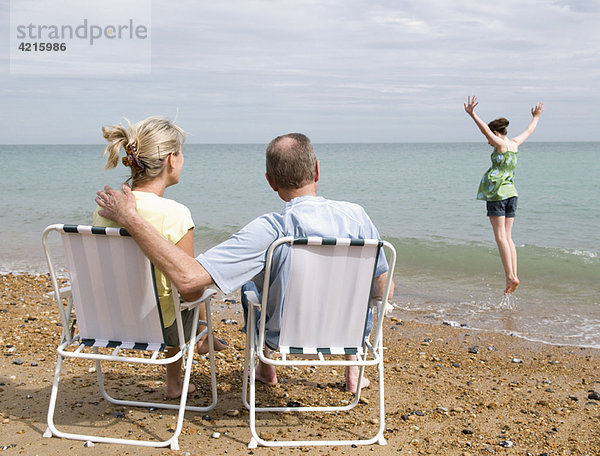 Senioren beobachten Enkelin am Strand