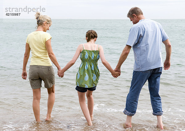 Mädchen am Strand mit Großeltern