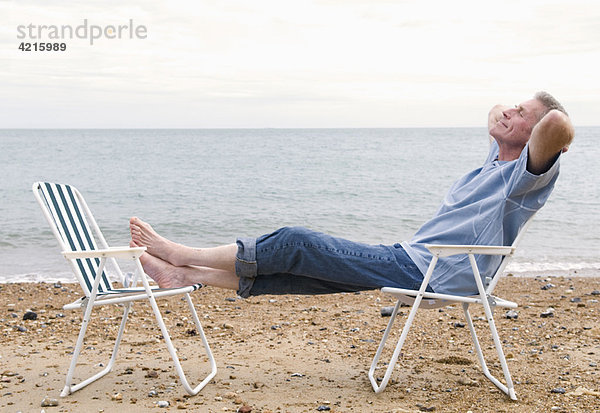 Senior entspannt sich am Strand