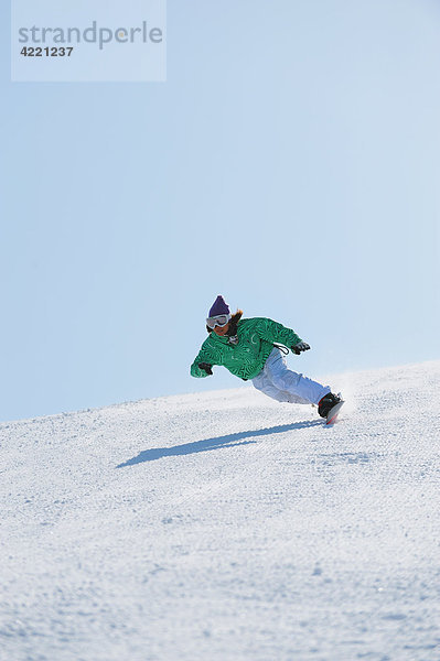 Frau Snowboarding japanisch