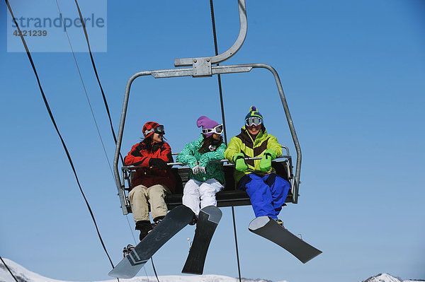 sitzend Snowboardfahrer Skilift