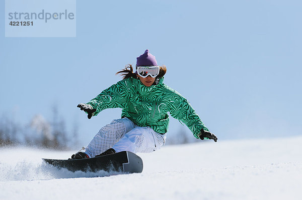 Frau Snowboarding drehen Skiabfahrt Abfahrt