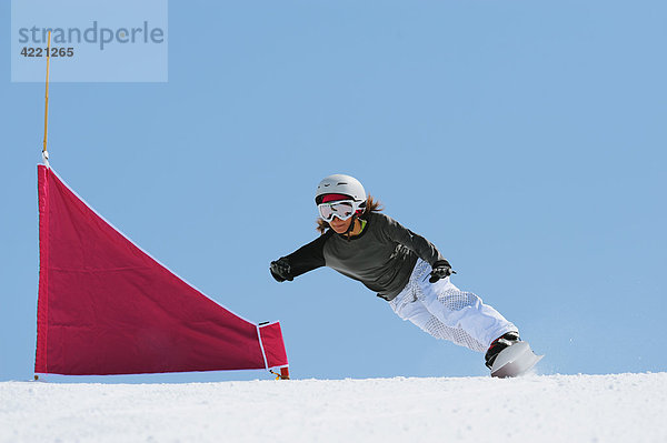 Frau Snowboarden auf Schneefeld