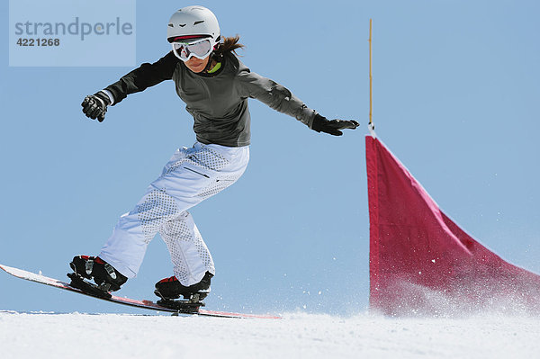Snowboarder tun Tailslide Zuges auf Schneefeld