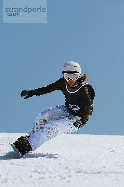 Snowboarder unter Zuges während Snowboarding