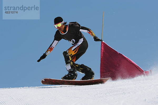 Mann Snowboarding Arme ausbreiten Arme ausstrecken strecken