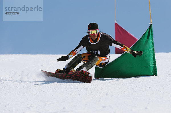 Mann Snowboarding nehmen drehen Skiabfahrt Abfahrt