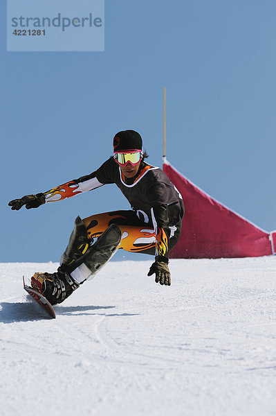 Mann Snowboarding nehmen drehen Skiabfahrt Abfahrt