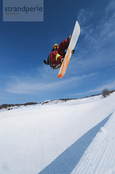 Snowboardfahrer In der Luft schwebend