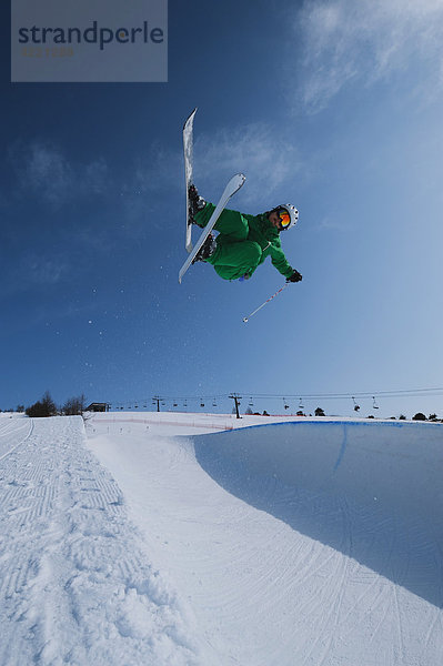 verkehrt herum Frau In der Luft schwebend Skifahrer