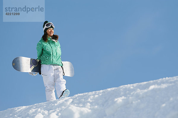 Frau Snowboard gehen halten Schnee