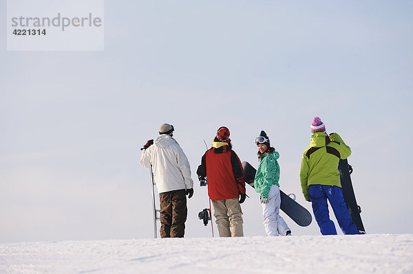 Menschen ständigen hält Snowboards