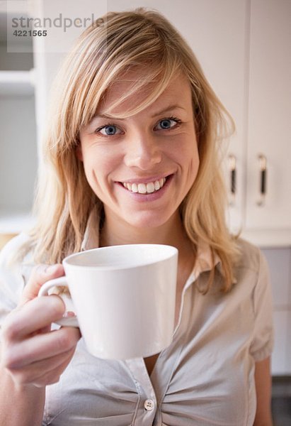 Nahaufnahme einer Frau mit Kaffeetasse in der Hand
