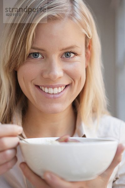 Nahaufnahme einer Frau  die ihr Frühstück hält