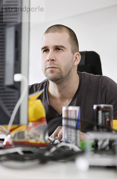Konzentrierter Mann am Computer