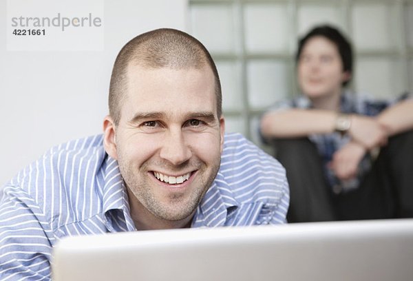 Nahaufnahme eines glücklichen Mannes vor dem Computer