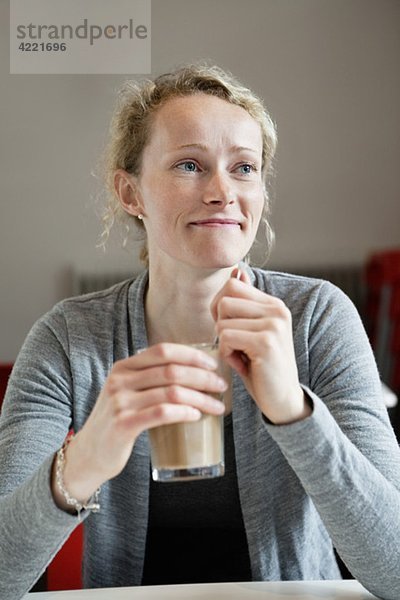 Frau im Kaffeehaus