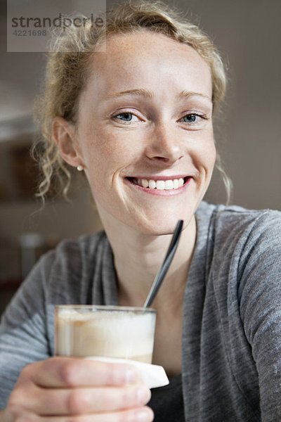 Frau mit Kaffee-Latte