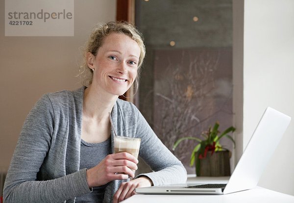 Frau im coffiehouse mit Laptop
