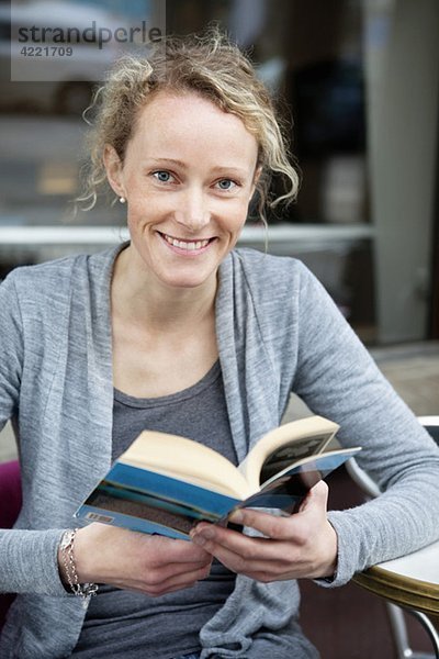 Frau mit Buch