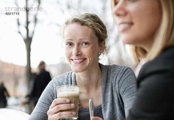 Mädchen im Kaffeehaus