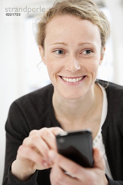 Frau mit Handy