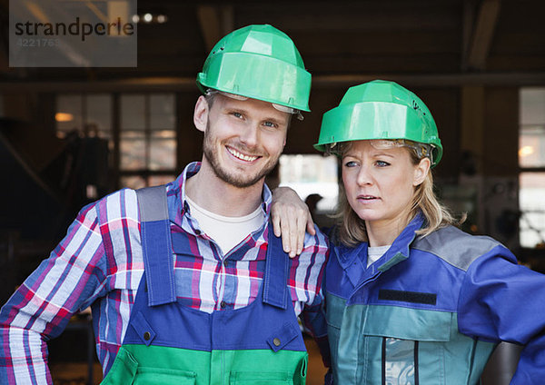 Frau und Mann bei der Arbeit