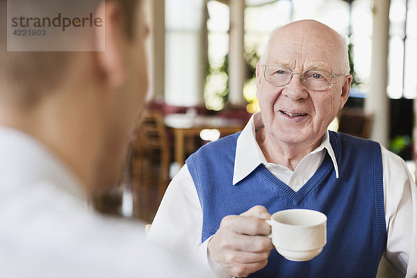 Älterer Mann beim Kaffeetrinken