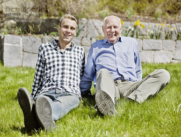 Alter Mann und junger Mann auf dem Rasen