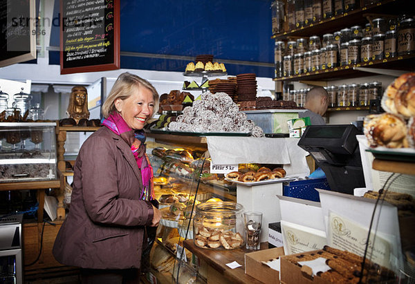 Frau im Coffeeshop