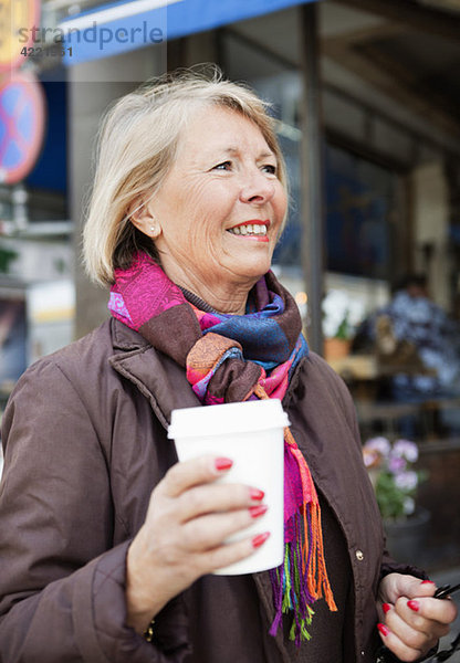 Frau mit Kaffee zum Mitnehmen