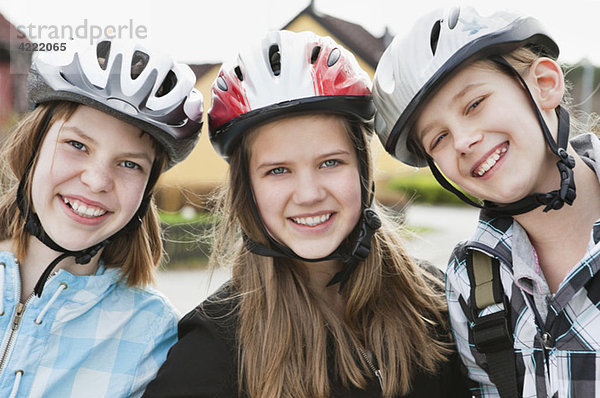 Drei Mädchen mit Fahrradhelm