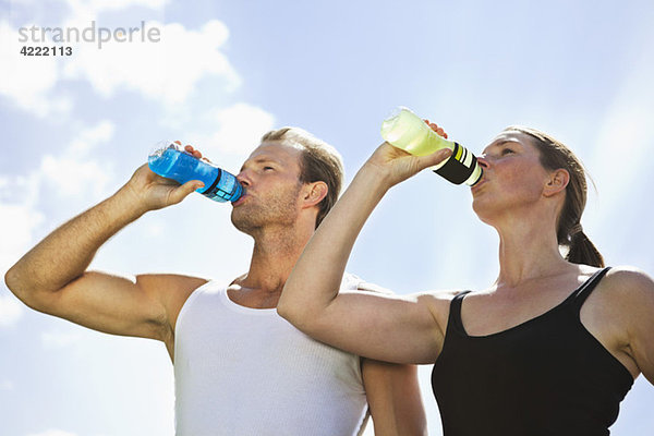 Zwei trinkende Sportgetränke