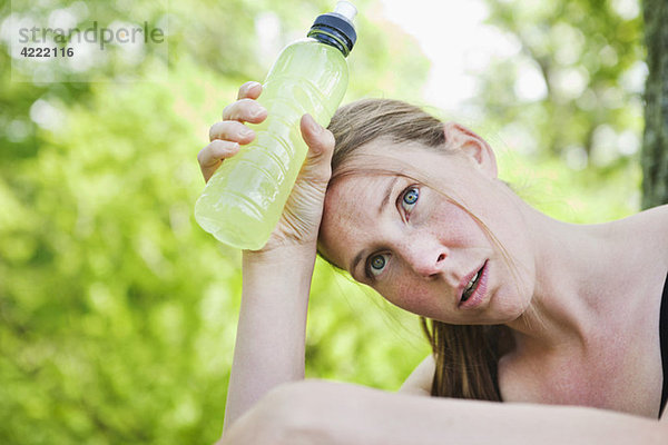 Müde Frau mit Sportdrink