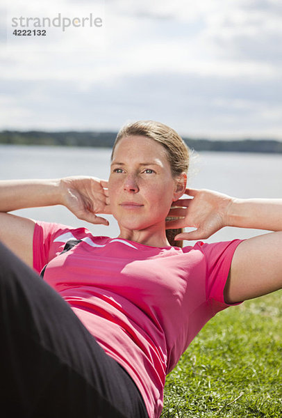 Frau macht Sit-ups