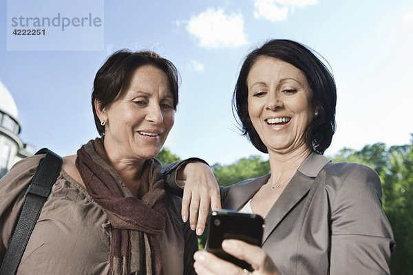 Zwei Frauen beim Telefonieren