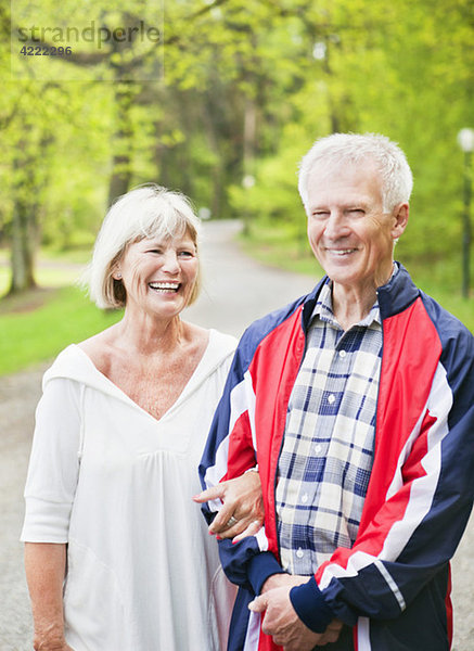 Glückliche Senioren beim Spaziergang