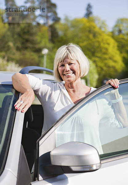 Frau mit Autotür