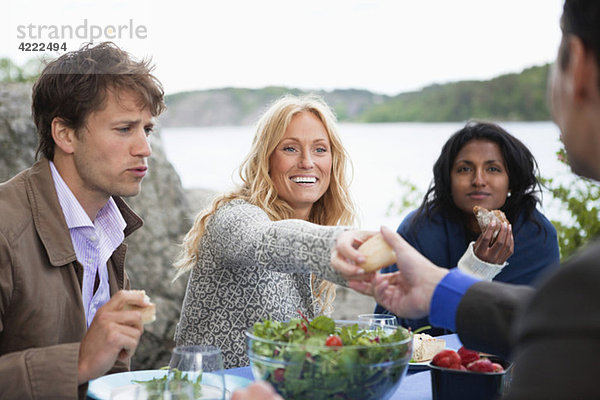 Freunde beim Abendessen