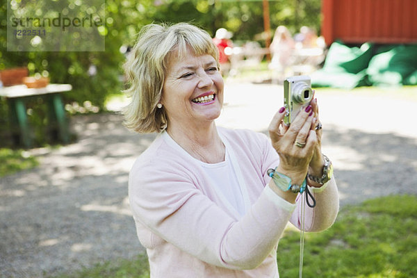 Frau beim Fotografieren