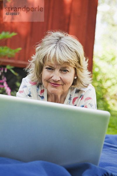 Frau mit Laptop