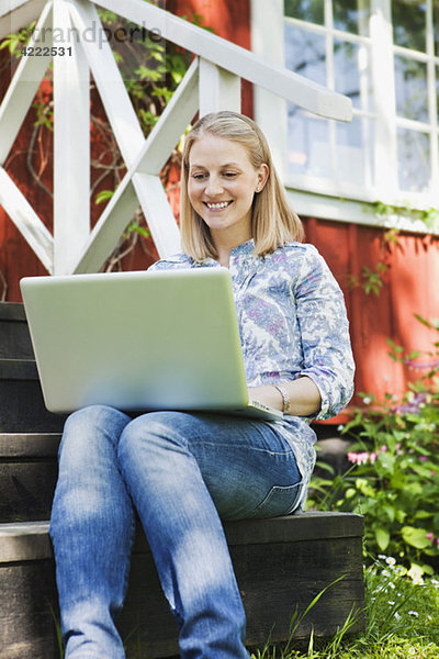 Mädchen mit Laptop