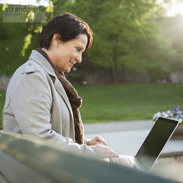 Frau mit Laptop