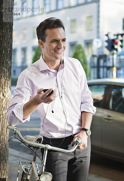 Mann mit Handy und Fahrrad