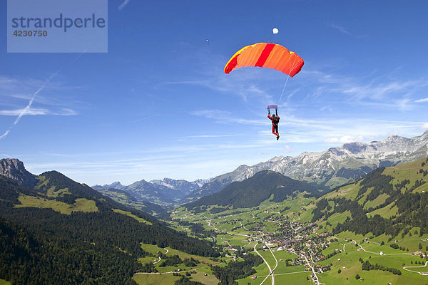 Fallschirmspringer  Saanen  Kanton Bern  Schweiz
