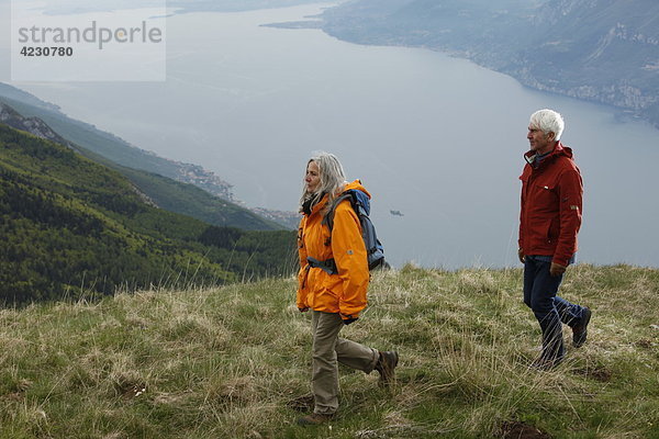 Seniorenpaar wandert in den Bergen  Italien  Monte Baldo