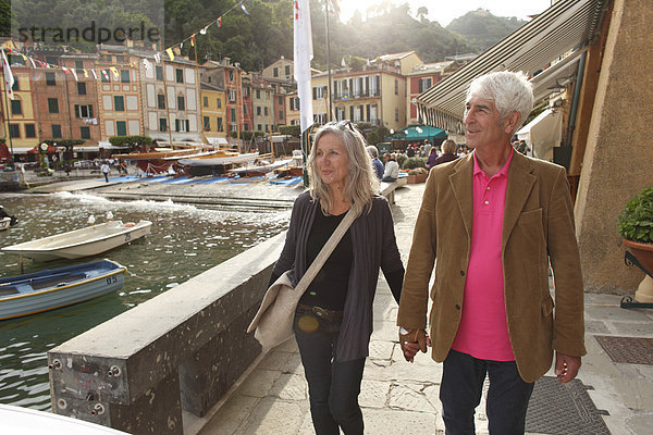 Seniorenpaar macht einen Spaziergang am Wasser  Italien  Portofino