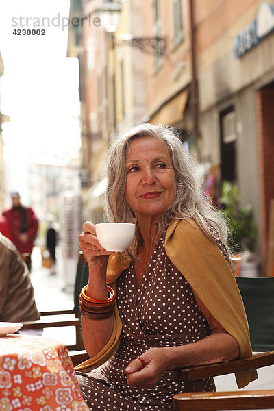 Seniorin in einem Straßencafé  Italien  Rapallo