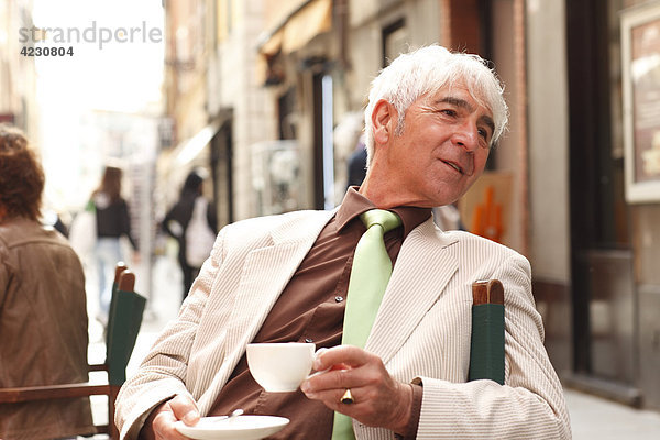 Senior in einem Straßencafé  Italien  Rapallo